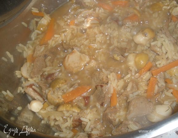 Всыпать рис и залить все 0,8 л воды. Тушить под крышкой на медленном огне 20 минут. Затем влить вино, все приправить солью и перцем. Прогреть еще около 5 минут. Дать настоятся и подавать. 