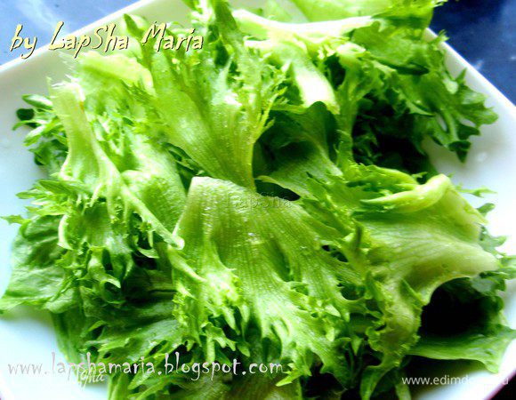 Листики айсберга и салата фриссе наломаем руками.