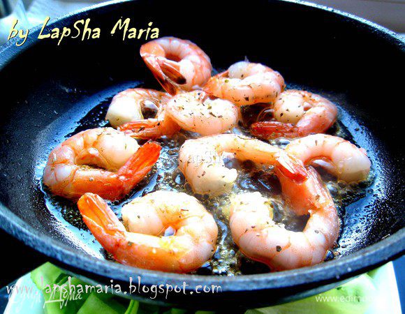 Креветки помоем и промакнем бумажным полотенцем. На сковородке разогреем оливковое масло, выложим креветки. Посолим и щедро присыпаем сухими итальянскими травами. Обжариваем с обеих сторон по 2-3 минуты. 