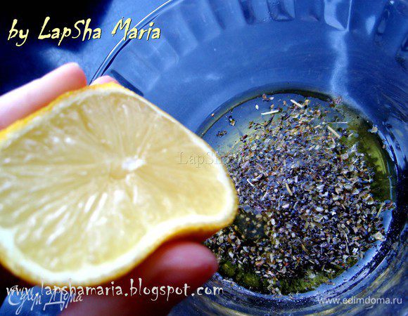 Приготовим заправку. Для этого в мисочке смешаем оливковое масло, сухие травки, соль, свежемолотый перец, табаско (по желанию) и лимонный сок. Хорошенько взобьем вилочкой, чтобы все смешалось.