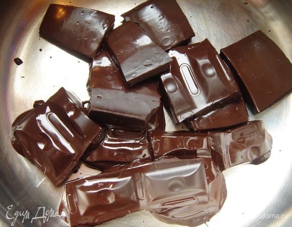 Кусочки шоколада сложить в миску.Установить её на кастрюлю с горячей водой так,чтобы миска не касалась воды.Как только шоколад начнёт таять,размешать его до однородного состояния.Убрать с огня и остудить.