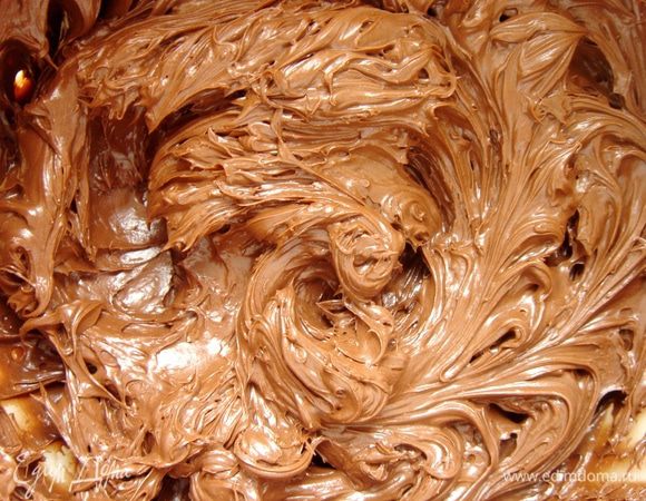 Сливочное масло взбить миксером,добавить к нему остывший шоколад,ванильную эссенцию и мёд.Опять всё тщательно взбить.Если масло покажется недостаточно сладким,то можно добавить 1-2 ст.л.сахарной пудры.Готовое масло выложить в маслёнку или на пергамент.Хранить можно в холодильнике или в морозильнике.Приятного аппетита!