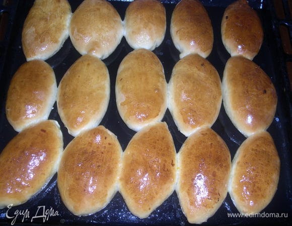 СПОСОБ ПРИГОТОВЛЕНИЯ:
Муку просеять и соединить с дрожжами.
Молоко подогреть и распустить в нем маргарин, добавить соль и сахар, перемешать.
Замесить тесто, постепенно всыпая муку (тесто должно быть таким, что-бы не прилипало к рукам).
Тесто поставить в теплое место для подьема, два раза обмять, далее формировать пирожки, дать растояться на противне минут 5-10 и выпекать 25-30 минут при температуре 190гр. Духовку предварительно разогреть.
Начинку можно делать любую!!! Я делала с капустой!
Перед выпечкой смазать пирожки яйцом, а после выпечки, пока горячие сливочным маслом.