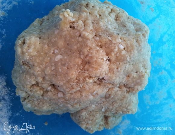 Банан измельчаем в блендере. Масло растапливаем и добавляем к банану, туда же сахар. Перемешиваем. Слегка взбитое яйцо добавляем к банановой массе. Добавляем муку, соль, разрыхлитель, овсяные хлопья и фундук. Перемешиваем. Тесто получается как пластилин и теперь из него можно лепить наши буквы с цифрами. 