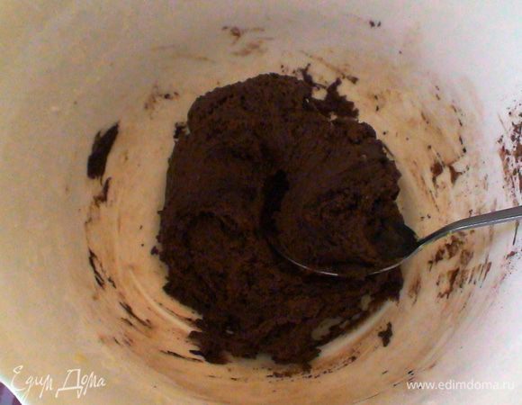 Смешать вместе муку разрыхлитель и соль.
Шоколад растопить и дать слегка остыть.
В миске взбить сливочное масло и сахар 3 минуты, до воздушной массы. Добавить желток и ванильную эссенцию, еще раз взбить. Добавить мучную смесь и хорошо перемешать до однородности. Разделить тесто на 2 части. В одну добавить растопленный шоколад и какао, хорошо перемешать миксером. 