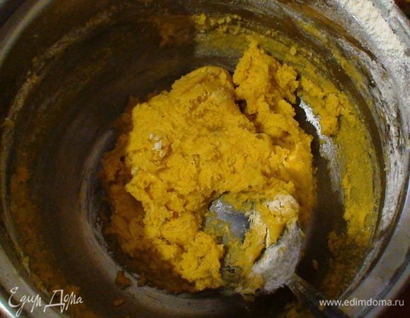 В другую часть теста добавить апельсиновую цедру если тесто стало мягким очень то добавьте 1 ст. л. муки, тоже перемешать.