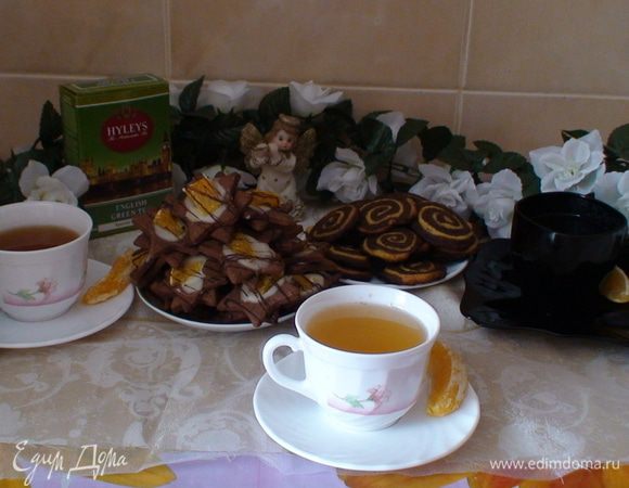 Из каждой части теста сформировать квадрат со стороной 13 см, обернуть пищевой пленкой и охладить в холодильнике около 1 часа до твердости.Достать тесто из холодильника. Каждую порцию теста поместить между двумя слоями пергаментной бумаги и раскатать в прямоугольник 25 на 13 см, примерно 3 мм толщиной. Снять верхний лист бумаги с каждого раскатанного пласта теста. В маленькой миске слегка взбить белок вилкой. Кисточкой смазать верхнюю часть шоколадного теста. Аккуратно наложить шоколадное тесто смазанной стороной вниз на апельсиновое тесто и немного прижать. Подровнять края. Свернуть два слоя теста в тугой рулет, оставляя бумагу на столе. Обрезать кончики. Обернуть в пищевую пленку и поместить в морозилку минимум на 2 часа или на ночь - до твердости.Когда готовы печь печенье духовку нагрейте до 180 С. Противень застелите бумагой для выпечки.
Тесто достаньте из морозилки, разверните и нарежьте кружочками 6 мм толщиной. Разложите их на расстоянии 2,5 см друг от друга. Выпекайте 10-12 минут до золотистого цвета. Дайте остыть на противне 5 минут, затем переложите на решетку до полного остывания. 