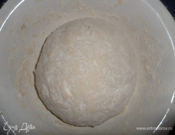 Для приготовления теста: Растворяем в воде сахар и соль, добавляем дрожжи и даем немного постоять в тепле. Добавить растительное масло. Всыпать муку и замесить тесто. Вымешивать тесто пока оно перестанет прилипать к рукам. Готовое тесто накрыть полотенцем и поставить в теплое место (примерно 30-40 мин.)