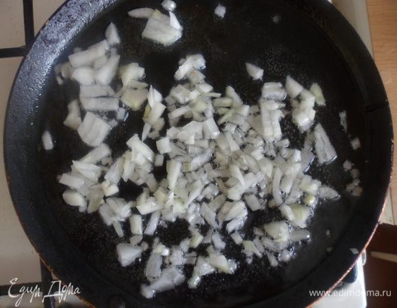Готовим соус: Чистим, моем и режем лук и чеснок. Обжариваем, на оливковом масле, до золотистого цвета