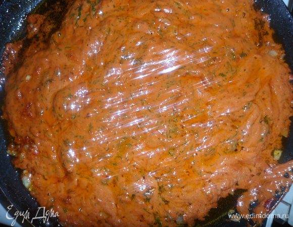 Добавляем томатную пасту, соль, перец, зелень и тушим 10 минут.