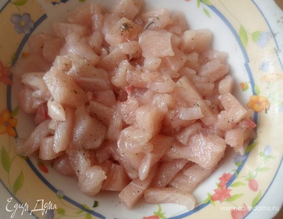 Режем и чуть-чуть подсаливаем куриное филе