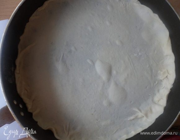 Раскатываем тесто и выкладываем на сковороду