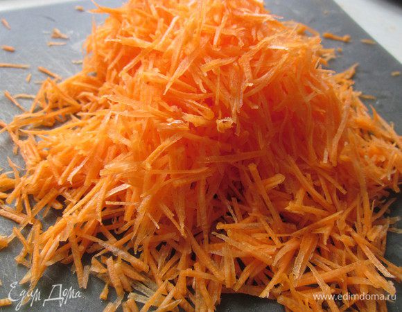 Морковь натереть на мелкой терке. Я использую терку для корейской морковки