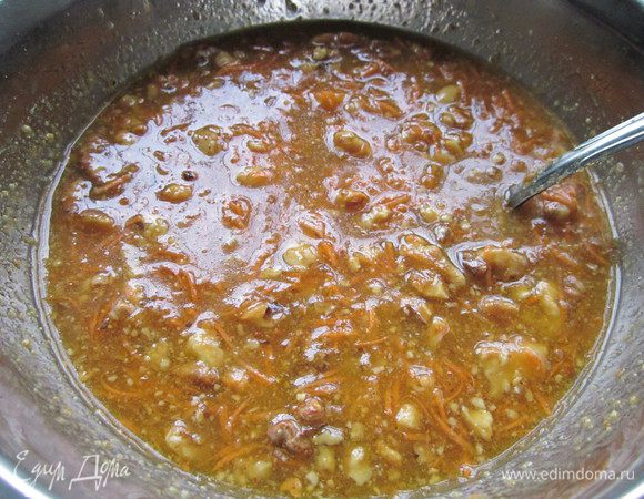 Орехи смолоть в блендере не очень мелко, чтобы кусочки крупные в выпечке попадались. Не забудте отложить несколько орехов для украшения))
Молотые орехи добавляем к смеси, перемешиваем