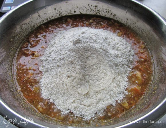 Муку смешать с резрыхлителем и ванилью. Добавить к смеси и хорошо перемешать.