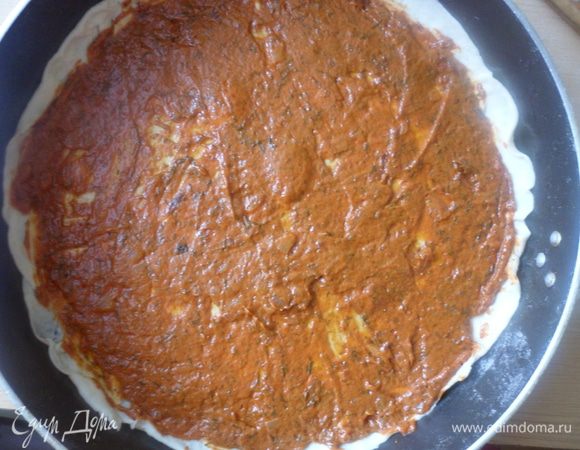 Смазываем тесто красным соусом