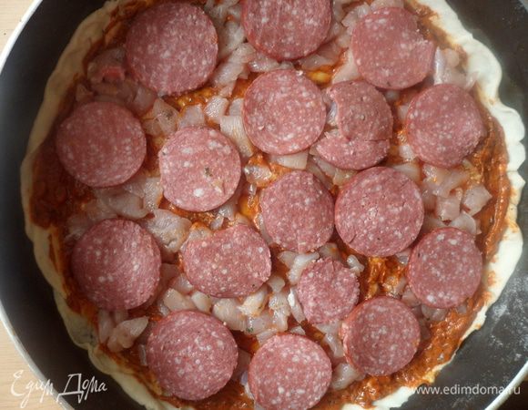 Выкладываем куриное филе и порезанную тонкими кружочками колбасу