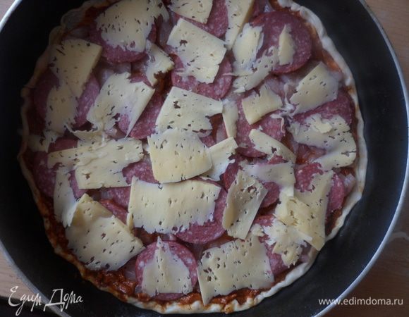 Сверху выкладываем, порезанный тонкими пластинами, сыр и ставим в духовку, разогретую до 200 градусов, выпекать минут на 30