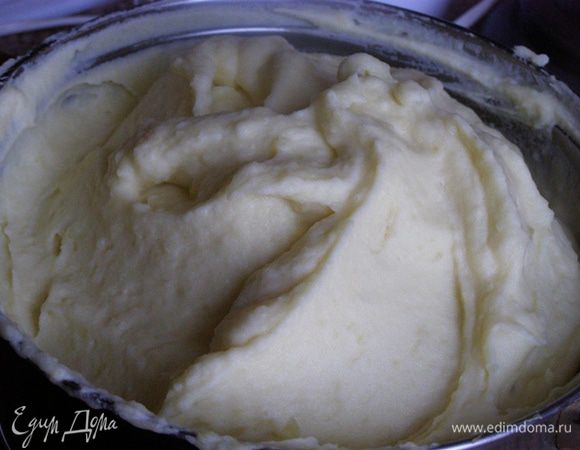 Пюрируем. Добавим горячее молоко и сливочное масло. Взобьем миксером до пышности, лучше взбивать минут 3-5, тогда пюре увеличится в объеме и побелеет
