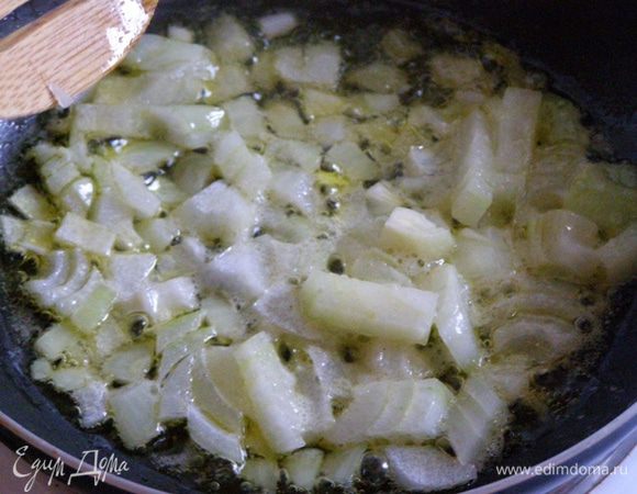 Лук мелко нарежем и обжарим на сливочном масле