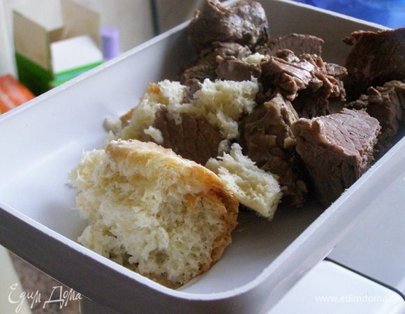 Отварное мясо, копченое сало, хлеб и лук пропустим через мясорубку