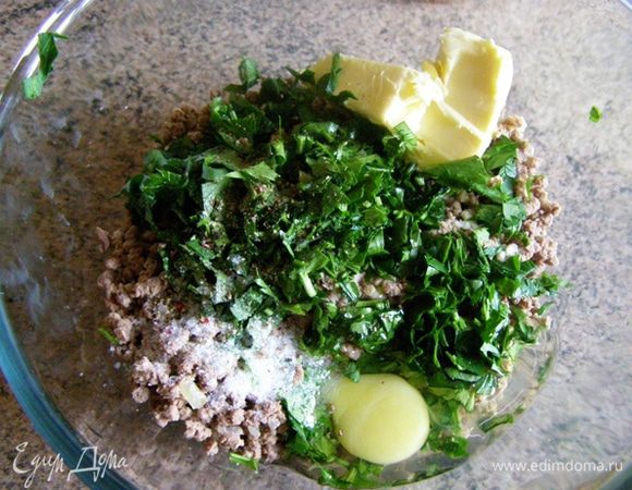 К фаршу добавим яйцо, рубленную петрушку, масло (я не использовала копченое сало), соль, перец, мускатный орех,