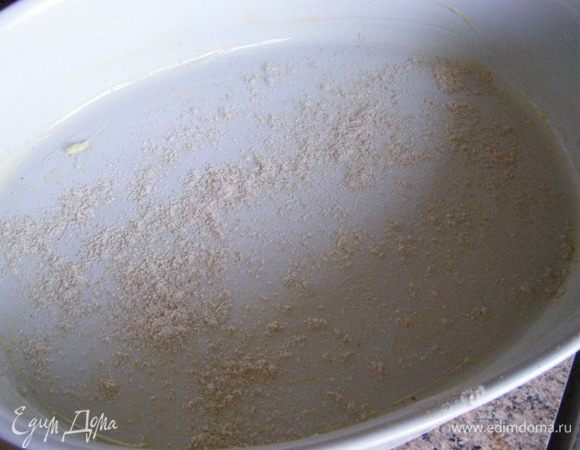 Форму смажем маслом, посыпем панировочными сухарями