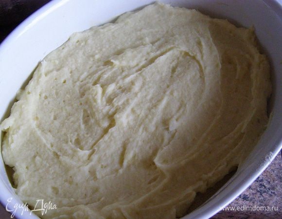 На дно выложим половину пюре и разровняем