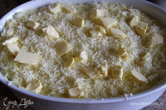 Посыпем тертым сыром, сверху положим маленькие кусочки сливочного масла
