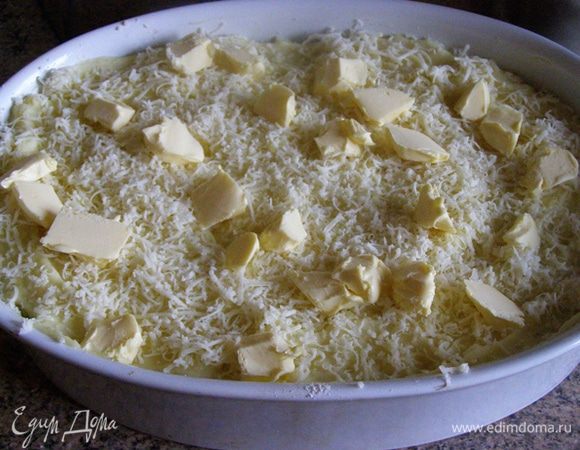 Посыпем тертым сыром, сверху положим маленькие кусочки сливочного масла