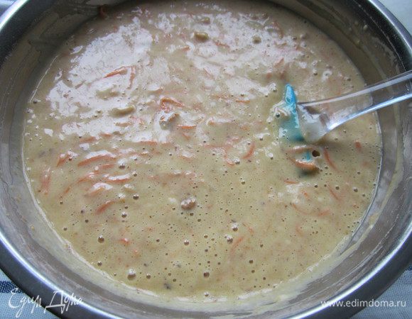 Вылить тесто в форму и выпекать в заранее разогретой духовке. Я выпекала при 200* 40 минут, но у всех духовки разные. 