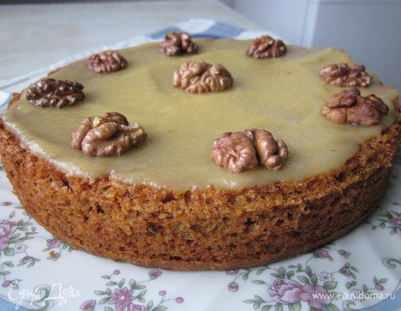 Готовый корж украсьте по своему желанию и вкусу. Можно корж разрезать пополам. Тот кто не постится может промазать коржи сливочным сыром взбитым с сахарной пудрой. Можно просто посыпать торт сахарной пудрой и не заморачиваться:)
Я сделала яблочное пюре с небольшим добавлением пектина.
Приятного чаепития!