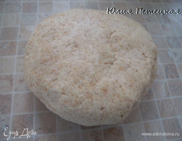 Масло (холодное) перетереть с мукой, добавить яйцо, потом молоко. Добавить манную крупу и отруби. Замесить. Оставить на 5 минут (манка вберет жилкость и муки меньше потребуется). Потом добавить обычной муки так чтобы тесто было мягким  но не липким. У  меня ушло около 3 ст л. 