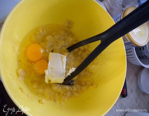 Разминаем бананы, добавляем яйца и мягкое масло. 