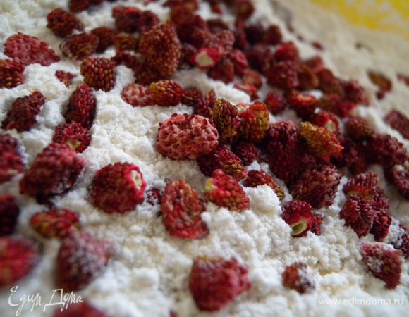 Добавляем сухие продукты. Я еще добавляю для кислинки землянику. 