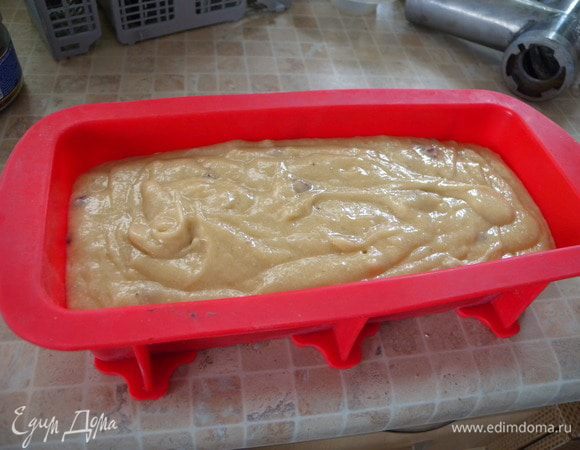 Перемешиваем и в форму (любую. Я также делала двойную дозу на весь противень. Можно использовать для торта как бисквит. ОООчень вкусно! Выпекать если в такой форме как у меня около 40 минут. А если тонкий слой теста то и 20 хватит. 