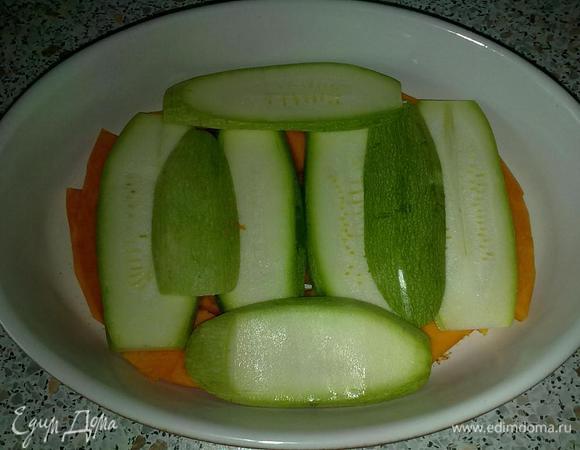 Кабачок порезать вдоль (шкурку не снимать), и выложить поверх тыквы, шкуркой вверх.