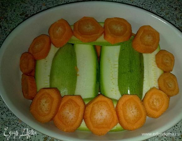 Морковь порезать кружками и выложить поверх кабачка. Немного посолить и сбрызнуть оливковым маслом.