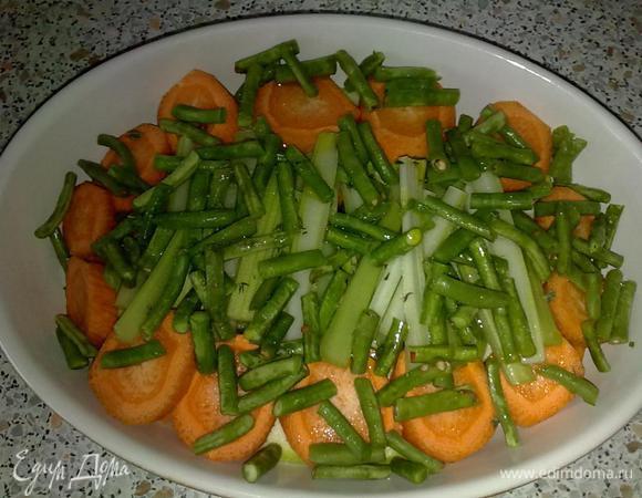 Сельдерей порезать длиной 8-10 см., фасоль 3-4 см. и выложить поверх моркови.