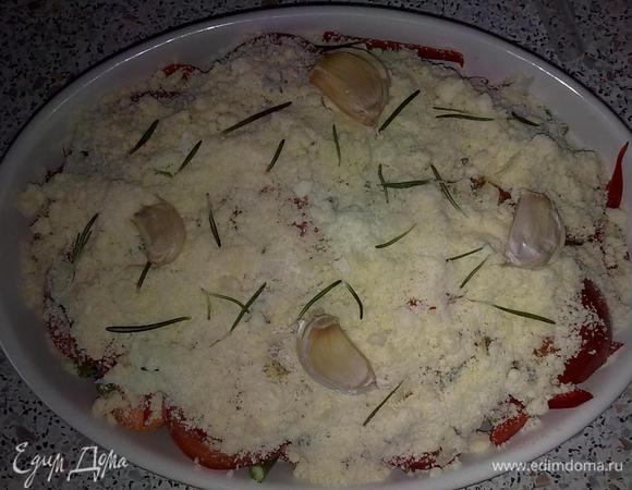 Полученной крошкой обильно посыпать овощи, выложить сверху раздавленные с кожурой зубчики чеснока, листики розмарина и в духовку на 40-50 минут.
