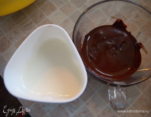 50 г шоколада растопить. Быстро смешать с йогуртом. Покрыть кекс и присыпать земляникой (у меня не сезон, поэтому - сушенная. Так бы свежей посыпала). Но она полежав на помадке, набралась влаги и стала мягенькой. 