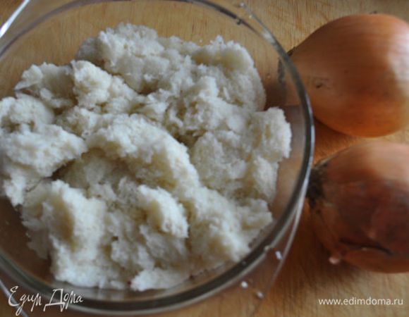 С батона срежьте корки, а мякиш залейте холодной кипяченой водой. Лук очистите, натрите на крупной терке.