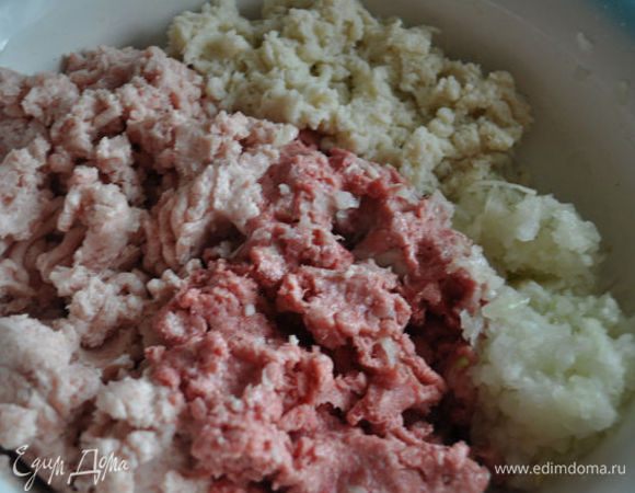 Добавьте лук, отжатый от воды хлебный мякиш, посолите, поперчите и вымесите однородный фарш. Попробуйте, если нужно, добавьте соли и перца.