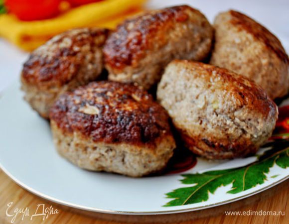 Котлеты получаются очень cочные и нежные. Подавайте со свежими овощами или любым гарниром. Приятного аппетита!