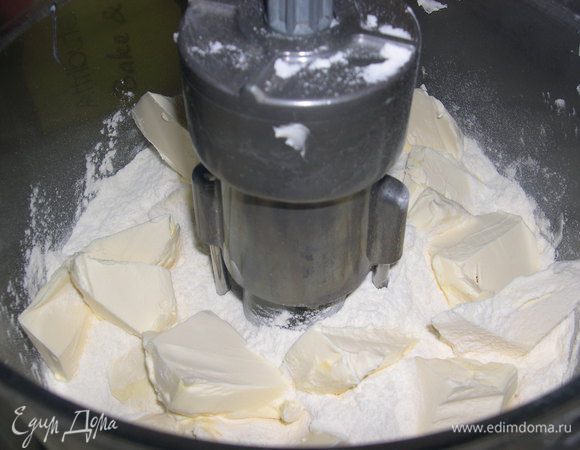 В муку нарезать холодное масло.