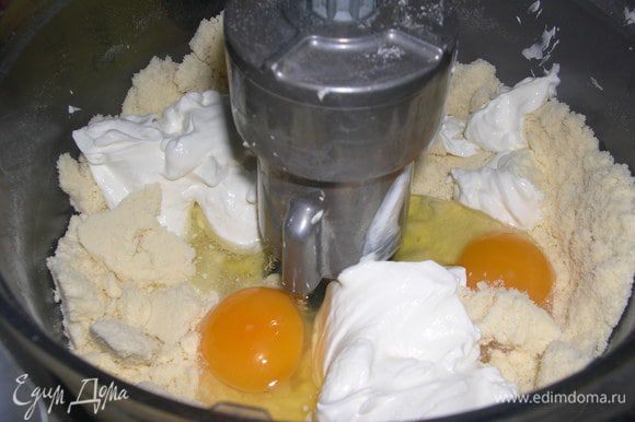 Добавить соду и ванильный сахар, сделать лунку, добавить яйца и сметану, перемешать.