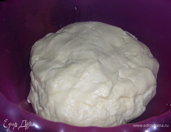 Замесить тесто (если нужно, смело добавляйте еще муки). У меня в этот раз ушло побольше муки. Так что смотрите сами по тесту. Оно не должно липнуть к рукам.