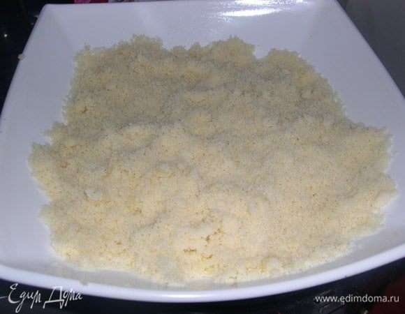 ПРИГОТОВИМ НАЧИНКУ:
Муку перетереть с холодным маслом, добавить сахар и ванильный сахар, перемешать.
Можно по желанию добавить орехи и изюм!