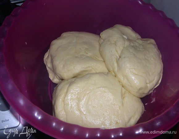 Тесто разделить на 3 части.