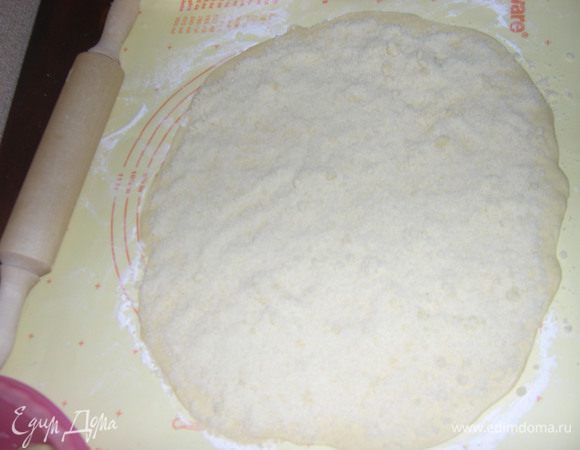 Каждую часть раскатываем (толщ. примерно 3 мм) и равномерно засыпаем начинкой)